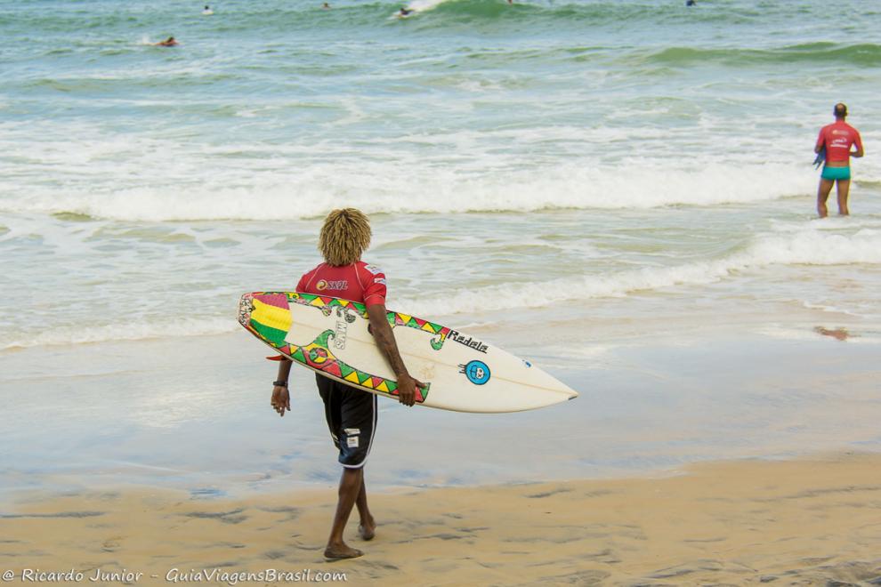 Imagem surfista vendo se o mar esta com ondas.